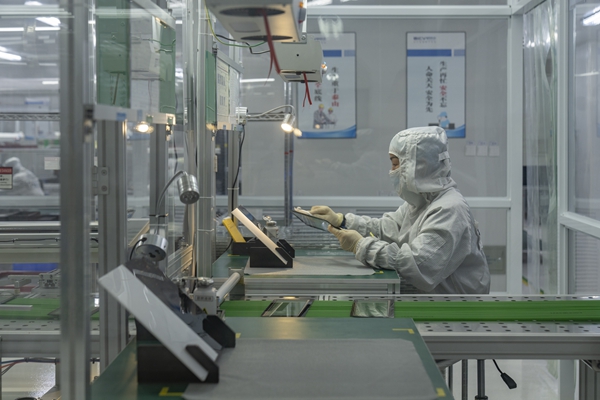在北斗星通新投產的屏組裝生產線，工人正在對組裝好的產品進行質檢。郭睿攝
