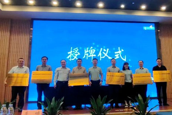 授牌仪式。重庆大学附属江津医院供图