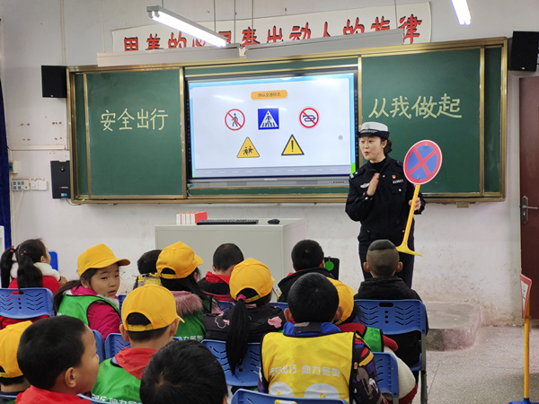 民警為孩子們上交通安全課。重慶交巡警總隊供圖