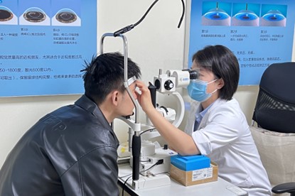 醫生為患者進行眼部檢查。重慶普瑞眼科醫院供圖