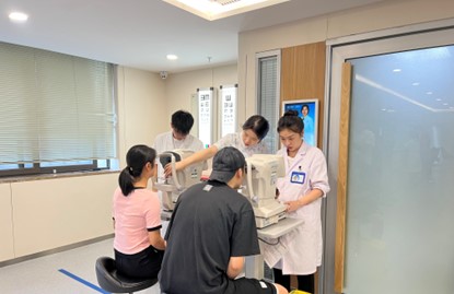 醫生為患者進行眼部檢查。重慶普瑞眼科醫院供圖