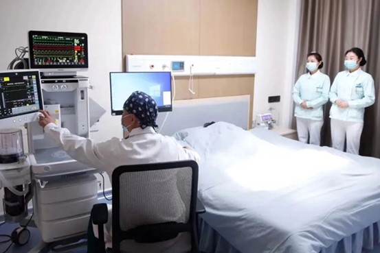 医生为失眠患者进行睡眠监测。重庆西区医院供图