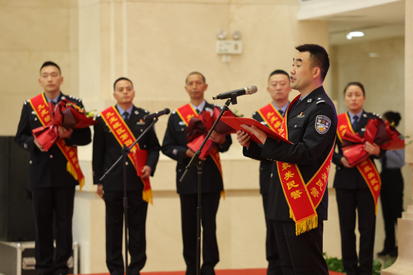 最美民警代表发言。李卓然摄