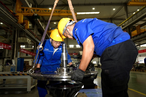 重慶江增船舶重工有限公司裝備線工人正安裝大型渦輪的氣封。郭睿攝
