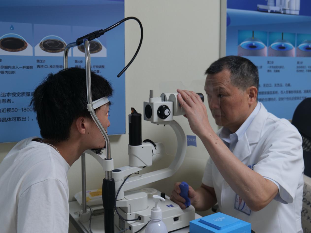 范光忠为患者检查眼部情况。重庆普瑞眼科医院供图