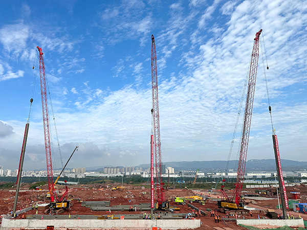 保税绿色科创园仁宝智能制造基地项目钢结构首吊成功。中冶建工供图