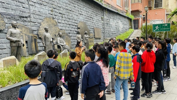 重庆巴蜀小学“小馆+” 团队走进巴教村教育文化街区历史人物雕塑墙探寻巴教薪火（资料图）。渝中区教委供图