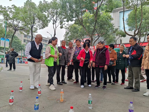 春天社工給老年人講解游戲規則。受訪者供圖