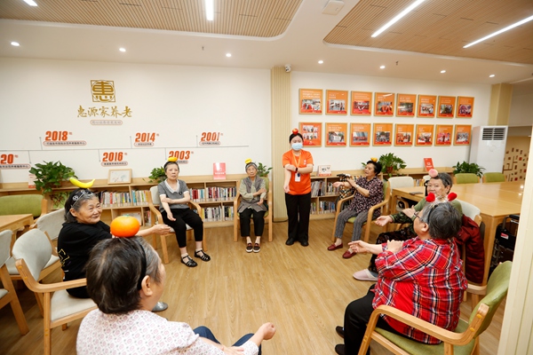 在渝中區石油路街道養老服務中心，老人們學習保健知識。重慶市民政局供圖