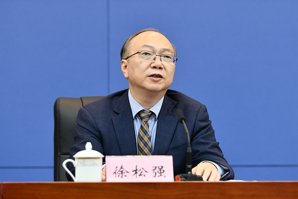 發布會上，重慶市民政局副局長徐鬆強答記者問。鄒樂攝