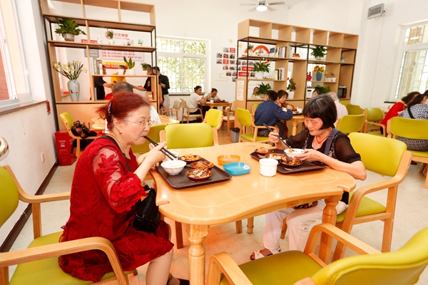 渝中區浮圖關社區養老服務站作為社區老年食堂為附近老人服務。重慶市民政局供圖