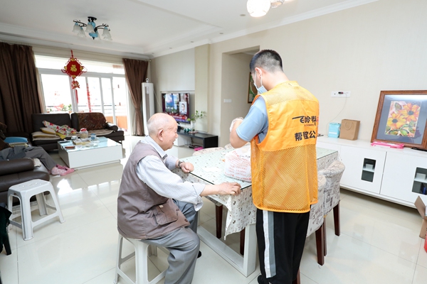 渝北區龍山街道養老服務中心為居家老人提供送餐服務。重慶市民政局供圖