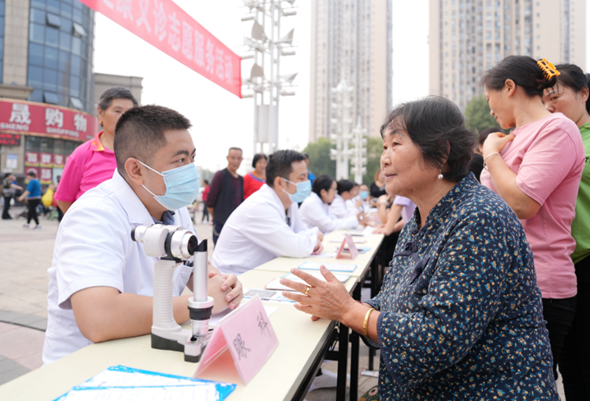 健康咨詢。重慶大學附屬江津醫院供圖