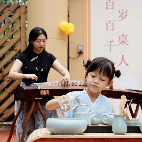 幼儿园小朋友茶艺表演《古道茶韵》。新丝路幼儿园供图