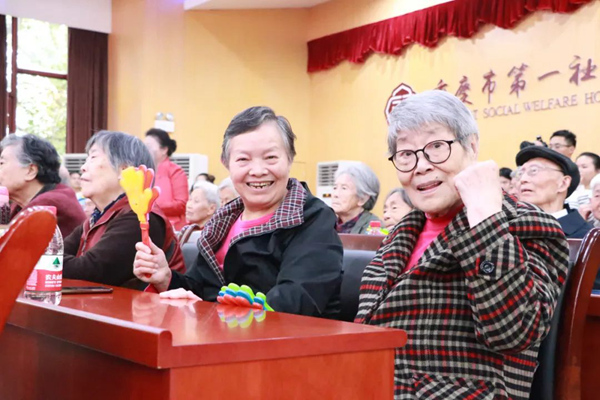 精彩紛呈的文藝匯演贏得台下老人們陣陣喝彩。重慶市第一社會福利院供圖