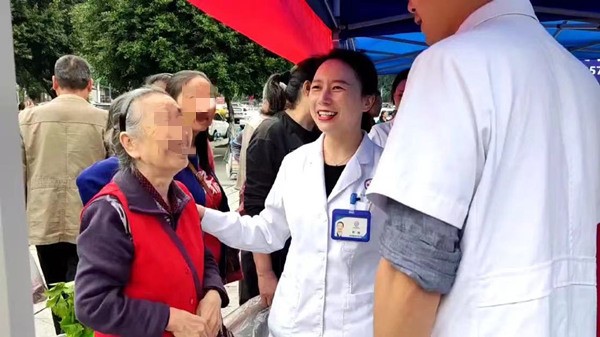 義診活動現場。重慶道格骨科醫院供圖