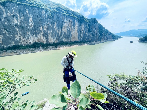 《守卫库区地质安全》。7月上旬，经空中、水面调查，重庆地质矿产研究院确定了奉节库区重点危岩区域，派出“蜘蛛人”通过高空攀岩，实地查看隐患区域，做好安装智能监测设备的准备工作。邓朝松摄