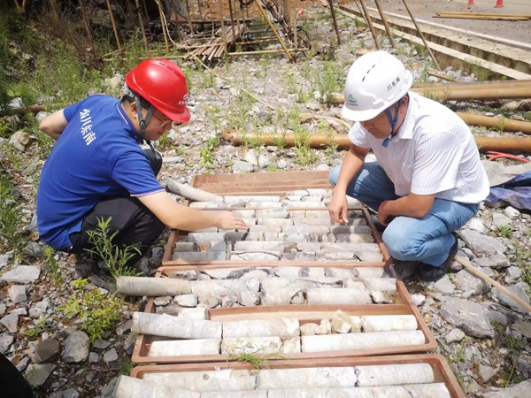《同商议共解决》。在合川三汇镇木姚路边坡应急勘查项目上，通过通过观察岩心等手段确定危岩崩塌的治理措施。孙煜摄