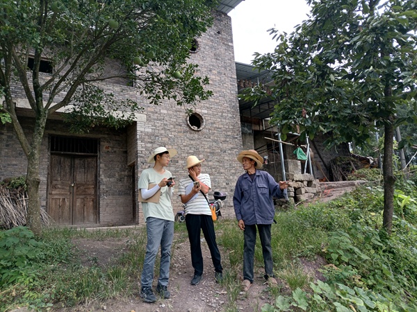《我们与群众，鱼水情深》。9月5日，为了守护人民的住房安全，107地质队驻守地质工程师冉星（左）、姜双桃（中）头顶烈日，在云阳县黄石镇佛安村开展房前屋后高陡边坡隐患排查，图为二人正在向当地村民了解变形情况。李明亮摄