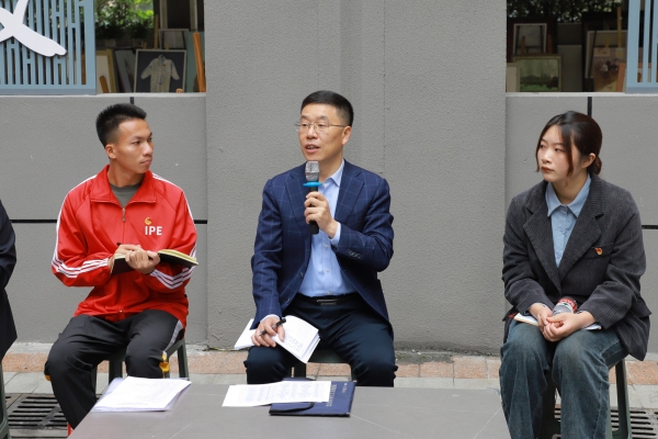 重庆文理学院党委书记蔡家林（中）回答学生提问。重庆文理学院供图