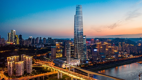重慶（化龍橋）國際商務區夜景。重慶（化龍橋）國際商務區開發建設委員會、重慶印象城供圖