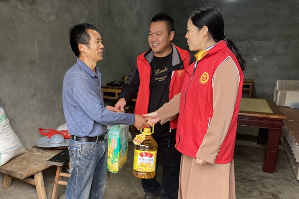 送上米、油等慰问物品。任小霞摄