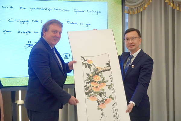 毛明山代表重庆一中赠送威尔士高尔学院绘画作品《柿柿如意》。重庆一中供图