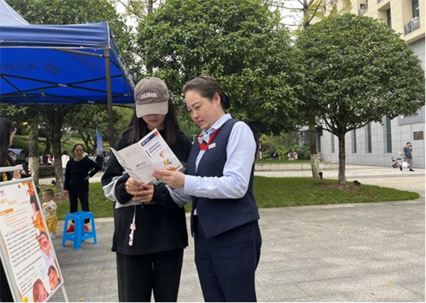 为在校学生普及金融知识。浦发银行重庆分行供图