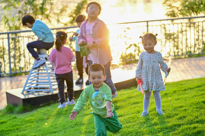 南岸區大魚海棠公園，孩子們樂享周末好時光。郭旭攝