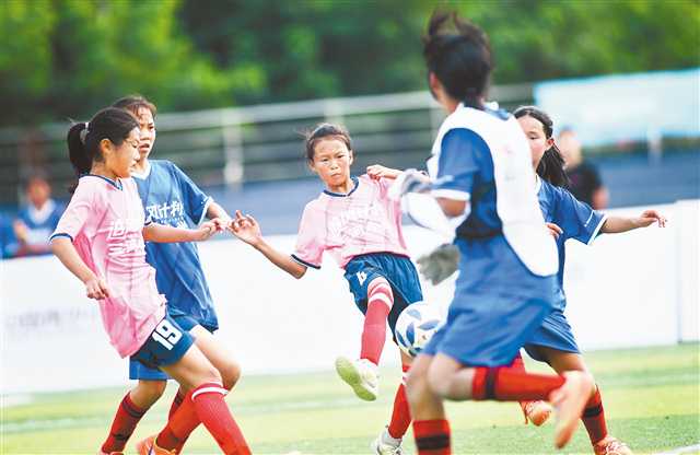 三河镇小学的女足姑娘们(粉色球衣者)在第二届追风联赛全国总决赛比赛中。(受访者供图)