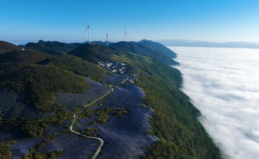 重庆市黔江区麒麟盖光伏发电站群貌。杨敏摄