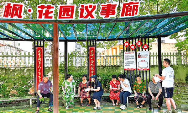 永先社区志愿者向群众宣传政策。云枫街道供图