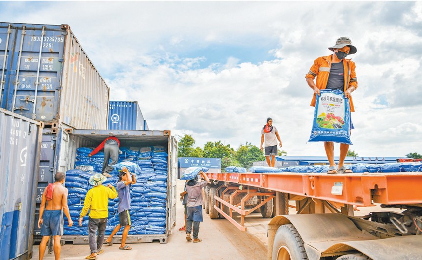 十月二十四日，陆海新通道老挝万象集散中心，工人正在搬运货物。记者 谢智强 摄\视觉重庆
