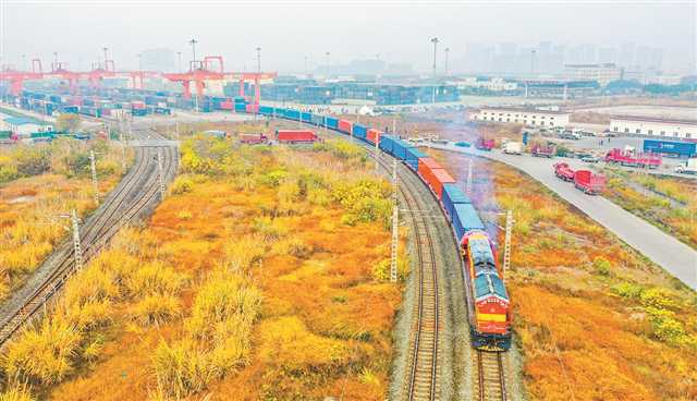 2022年2月20日，陆海新通道中老铁路（重庆—万象）班列从重庆团结村中心站发出，标志重庆成为中老铁路第一个实现“周周班”常态化运行的城市。
