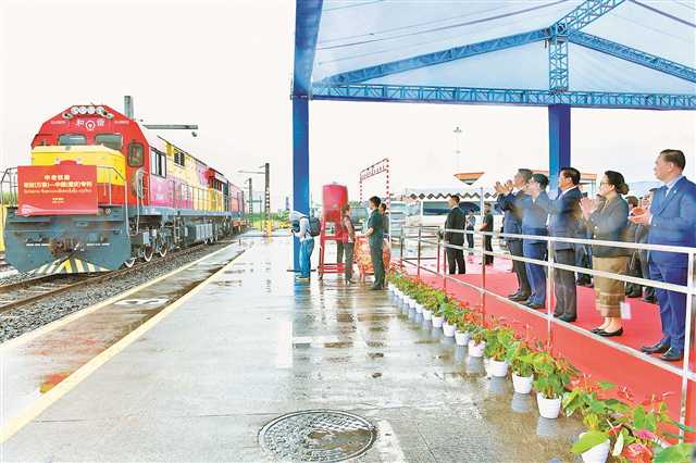 2023年6月21日，老挝国家主席通伦出席了在重庆举行的陆海新通道中老铁路班列接车活动。