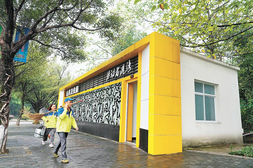 北碚区碚南大道“劳动者港湾”外，环卫工人准备开始工作（摄于10月25日）。特约摄影 秦廷富/视觉重庆