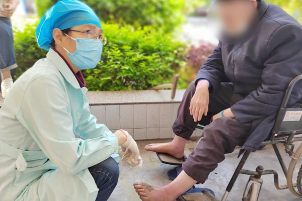 朱琼察看患者伤口恢复情况。石柱县人民医院供图