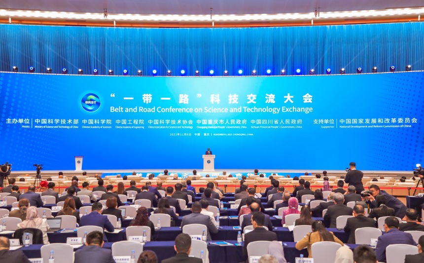 11月6日，首届“一带一路”科技交流大会在重庆悦来国际会议中心启幕。邹乐摄