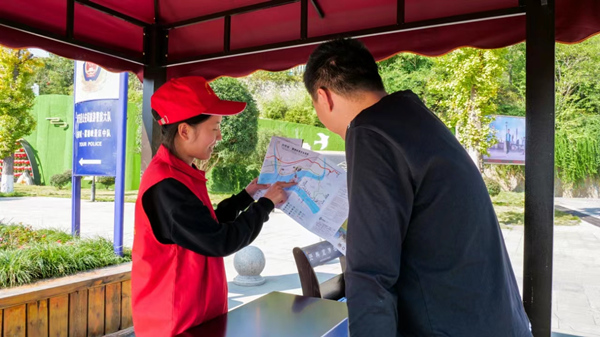 志愿者为游客提供服务。景区供图