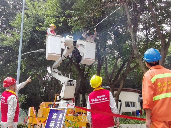 树木修枝清理。国网重庆永川供电公司供图