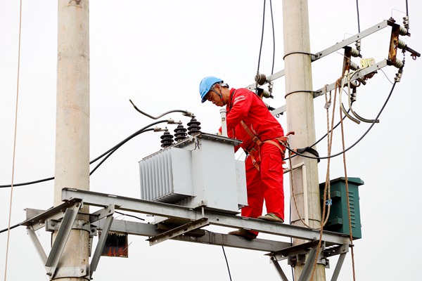 工作人员进行电力线路迁改作业。国网重庆永川供电公司供图