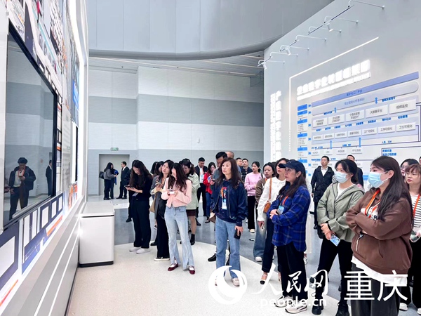 採訪團一行走近重慶市產業數字化能力中心。人民網記者 馮文彥攝