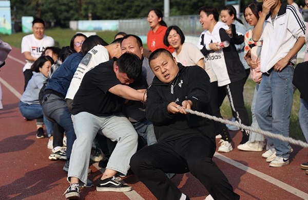 拔河现场。黄娴摄