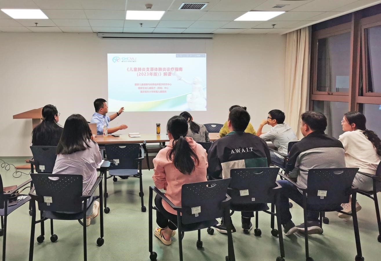 張興道召集醫護人員學習《兒童肺炎支原體肺炎診療指南（2023年版）》。重慶西區醫院供圖