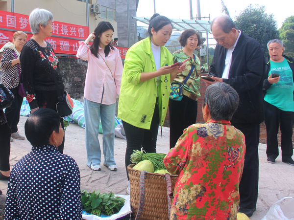“鄉村市集”迎來游客。姜家鎮供圖