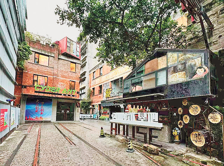 改造后的印制一厂还原了工业遗存的沧桑感，吸引文创企业进驻。  记者 左黎韵 摄/视觉重庆