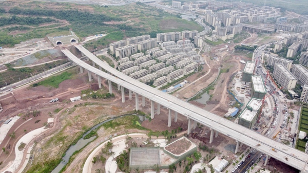 重庆空港新城项目中央公园西路北拓段道路工程全线贯通。项目部供图
