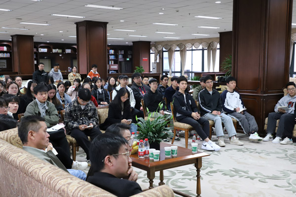 參會師生認真聆聽。西南大學供圖