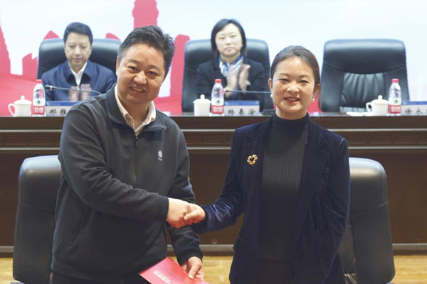 重庆市血液中心与重庆工程职业技术学院团委签约。刘林杰摄