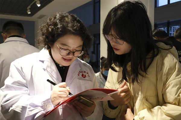 献血学生向重庆市血液中心工作人员咨询献血注意事项。刘林杰摄